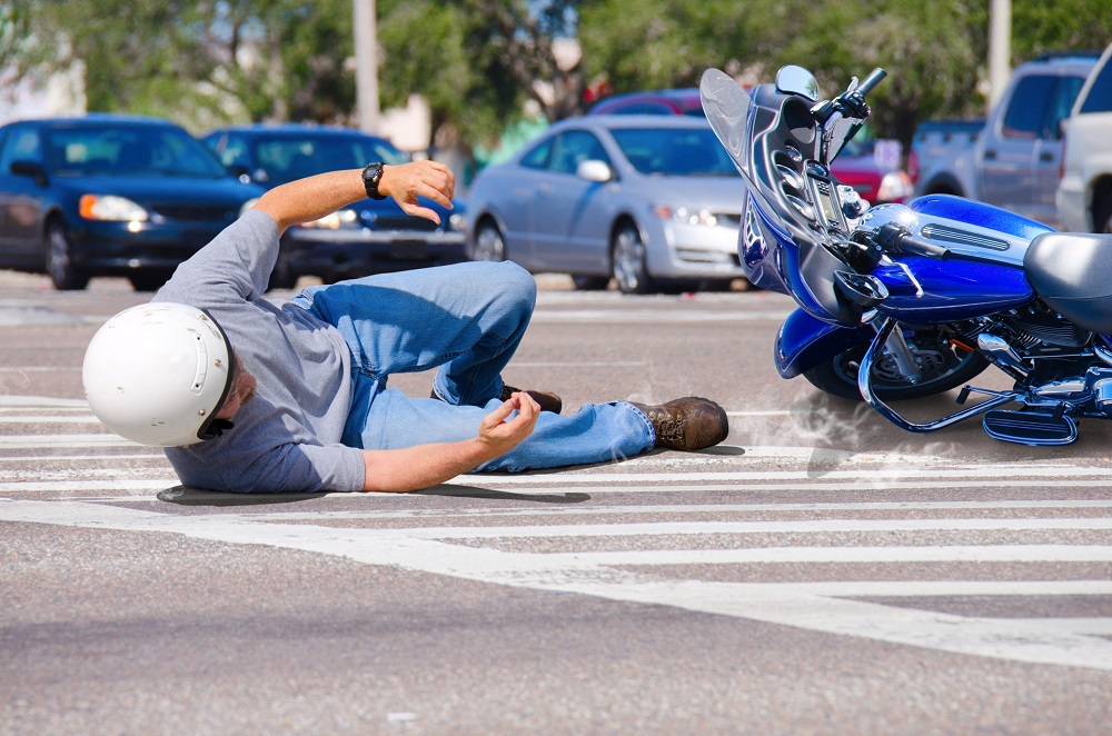 Người lái ô tô đang quan sát biển báo giao thông