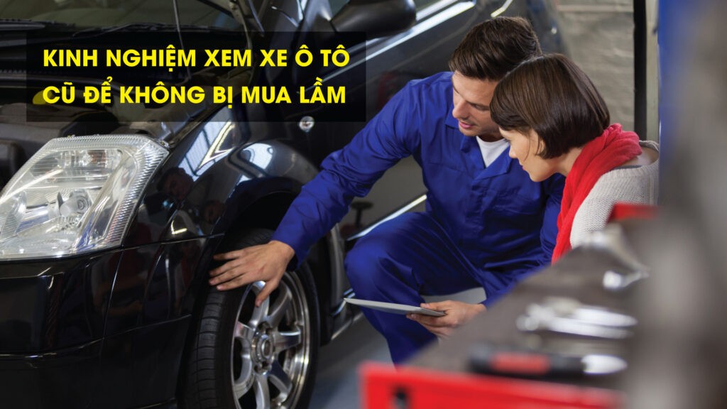Người mua đang kiểm tra ngoại thất xe ô tô cũ