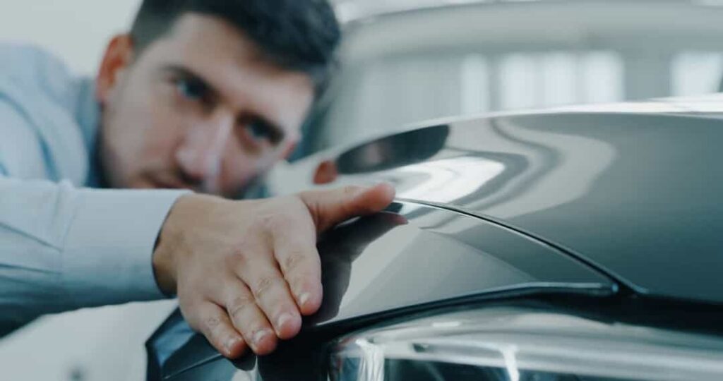 Kiểm tra khe hở giữa các bộ phận ngoại thất xe ô tô cũ