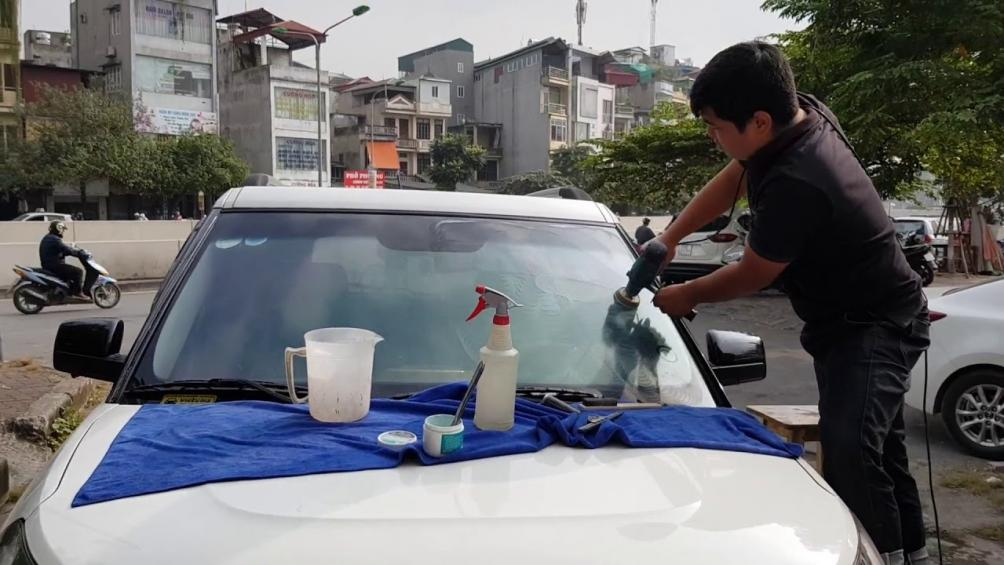 Hướng dẫn sử dụng sơn móng tay trong suốt để xử lý vết xước trên kính xe ô tô
