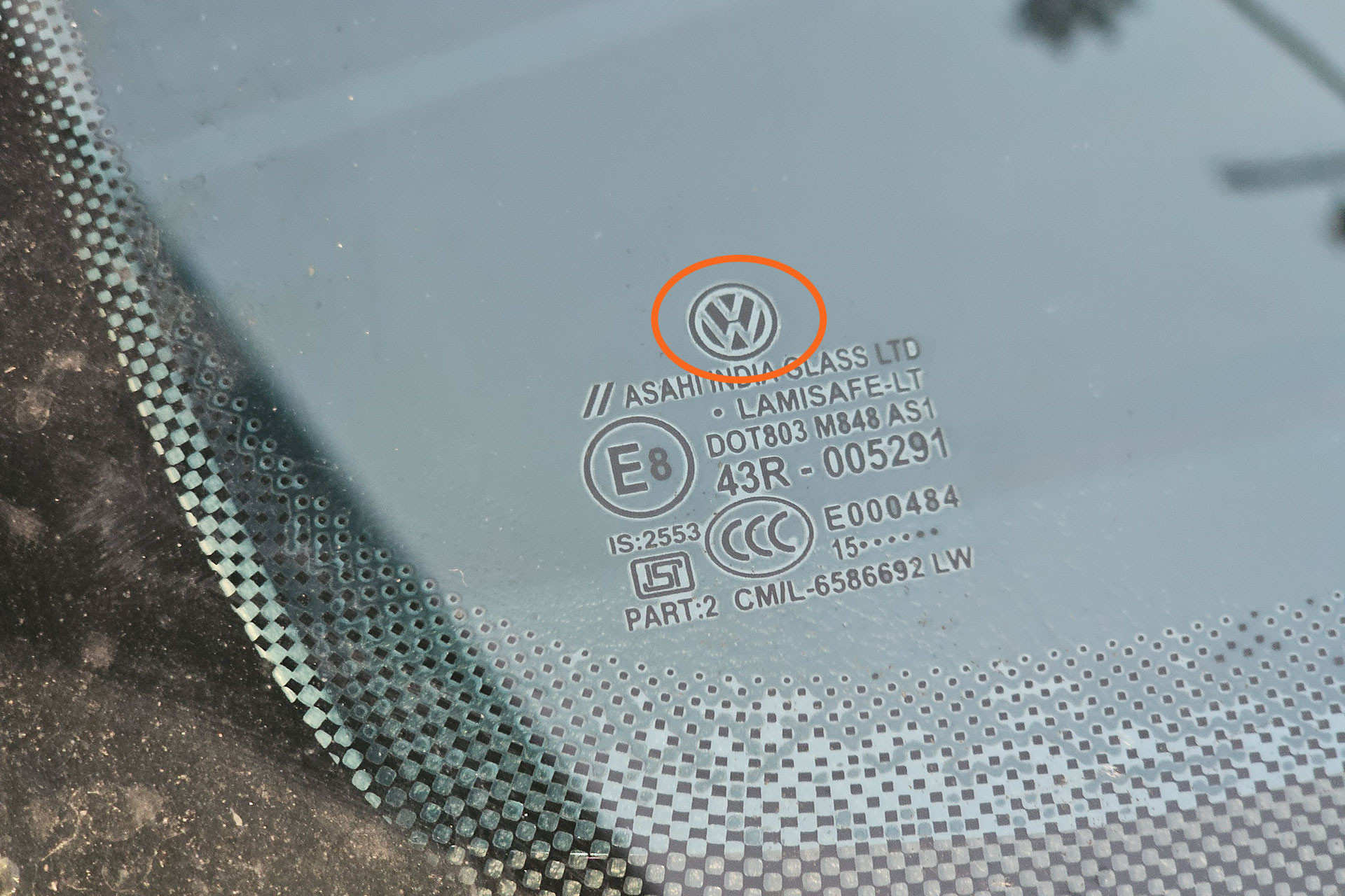 Logo Toyota và các ký hiệu thông tin trên kính xe ô tô