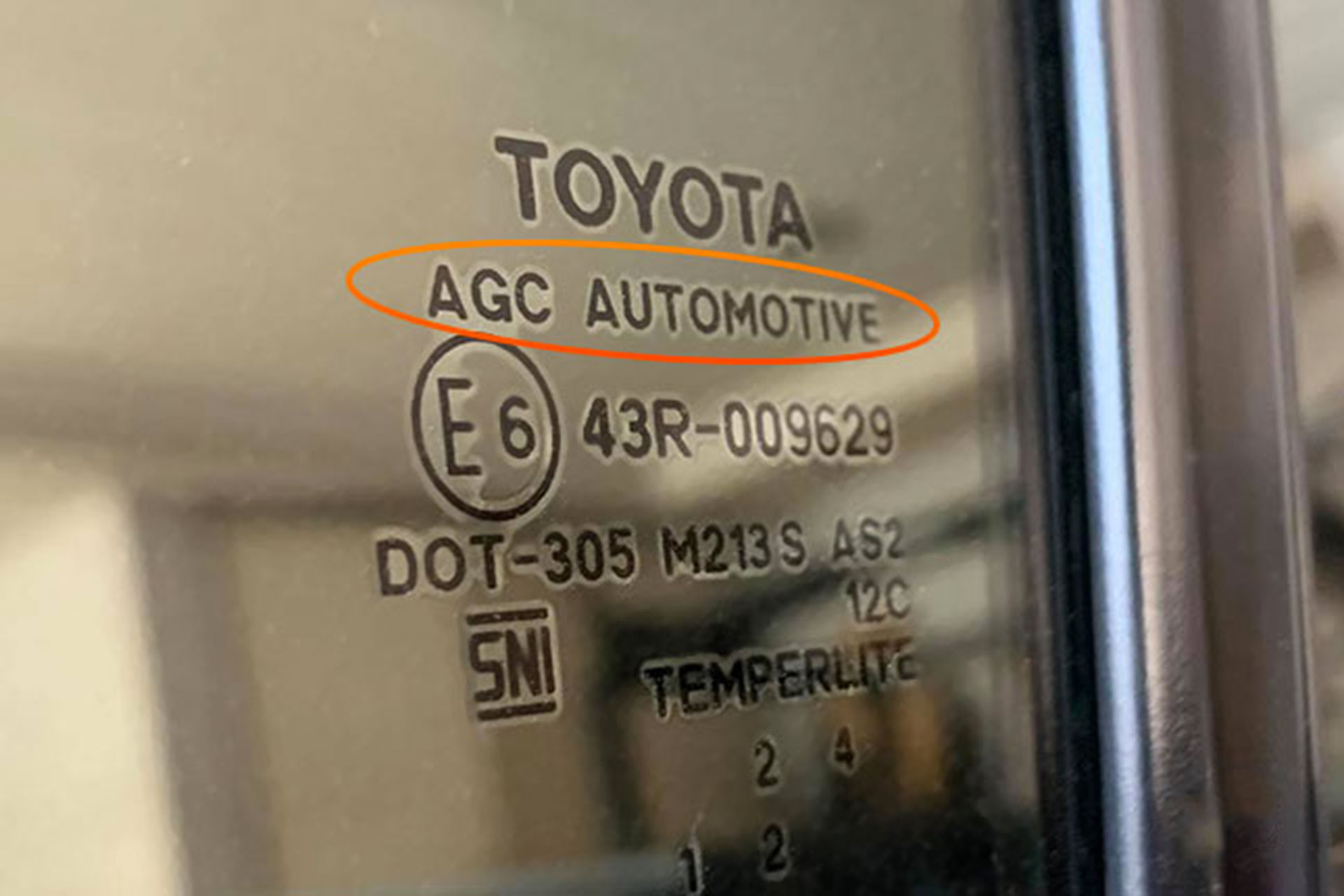 Ký hiệu nhà sản xuất kính AGC Automotive trên kính xe hơi