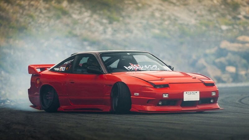 Hình ảnh xe drift trên trường đua Nhật Bản, thể hiện nguồn gốc kỹ thuật drift xe