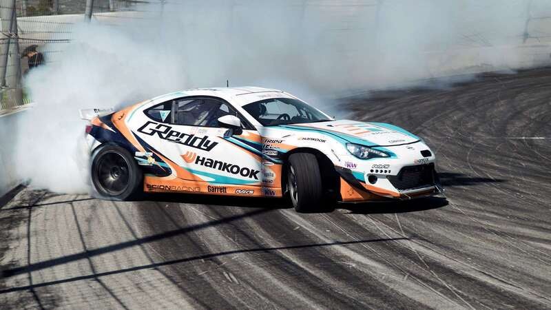 Ô tô thực hiện kỹ thuật drift, bánh sau trượt trên đường