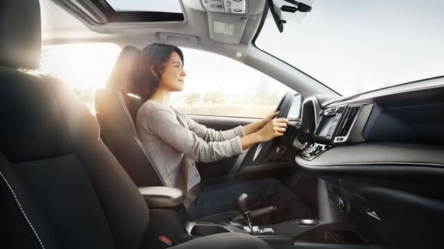 Lái xe ô tô số tự động lên dốc đúng kỹ thuật