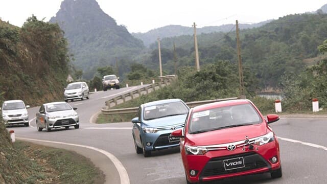 Kinh nghiệm lái xe ô tô trên đường dốc cao