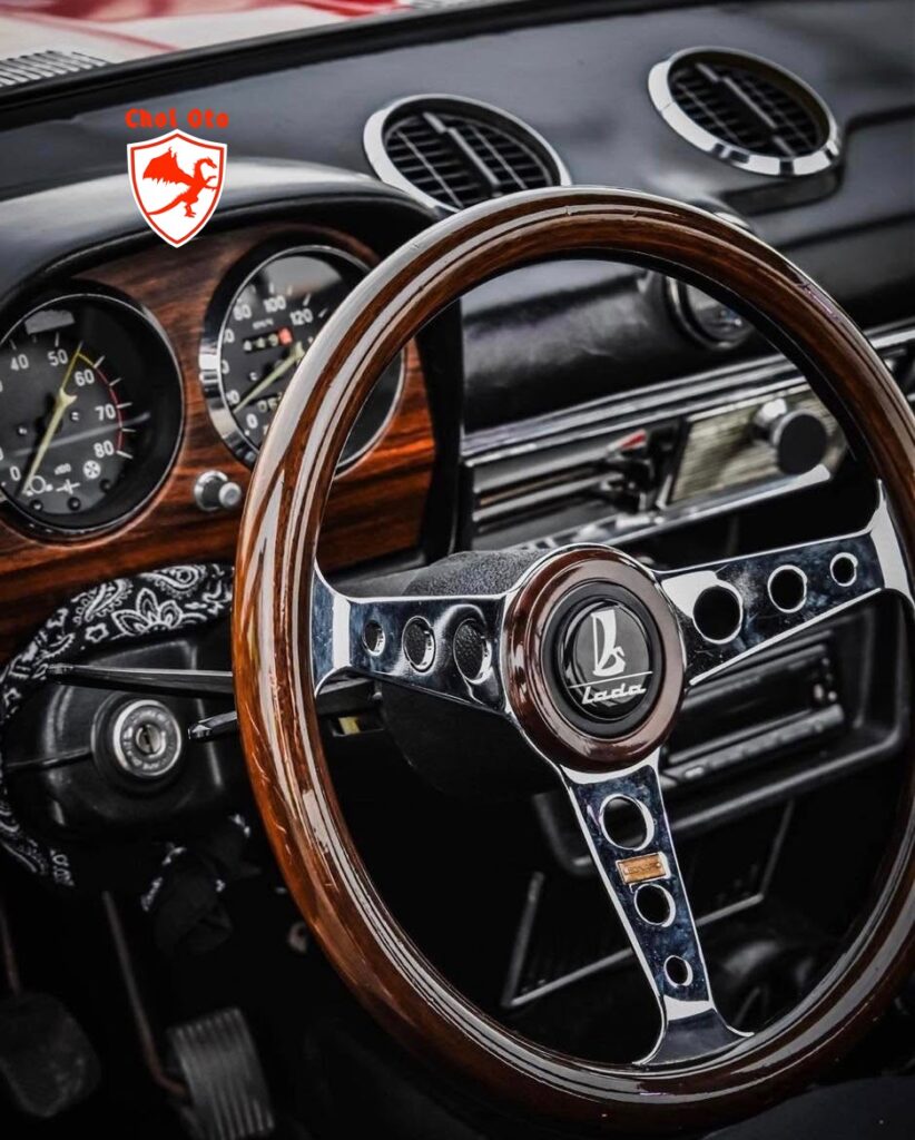 Mặt trước xe Lada cổ sau khi được độ lại hệ thống đèn