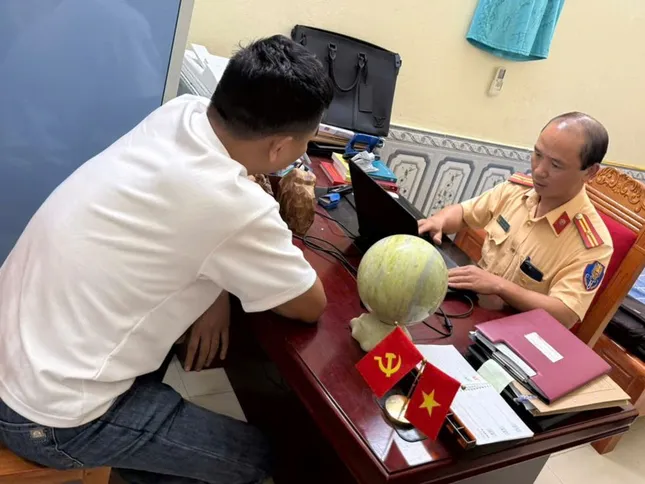Con gái lái xe ô tô: Lực lượng CSGT làm việc với phụ huynh vi phạm