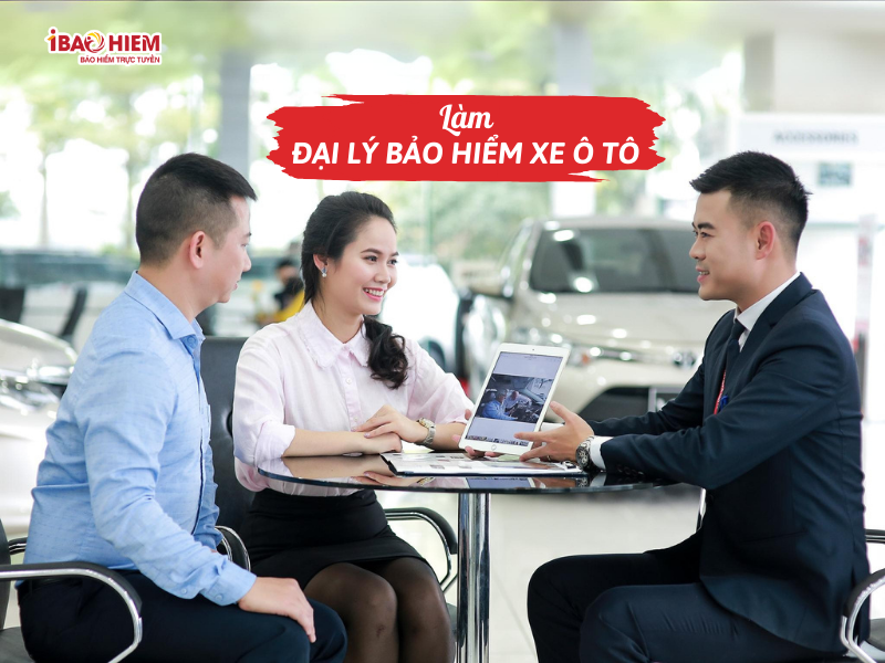 Người tư vấn bảo hiểm xe ô tô đang làm việc trên laptop