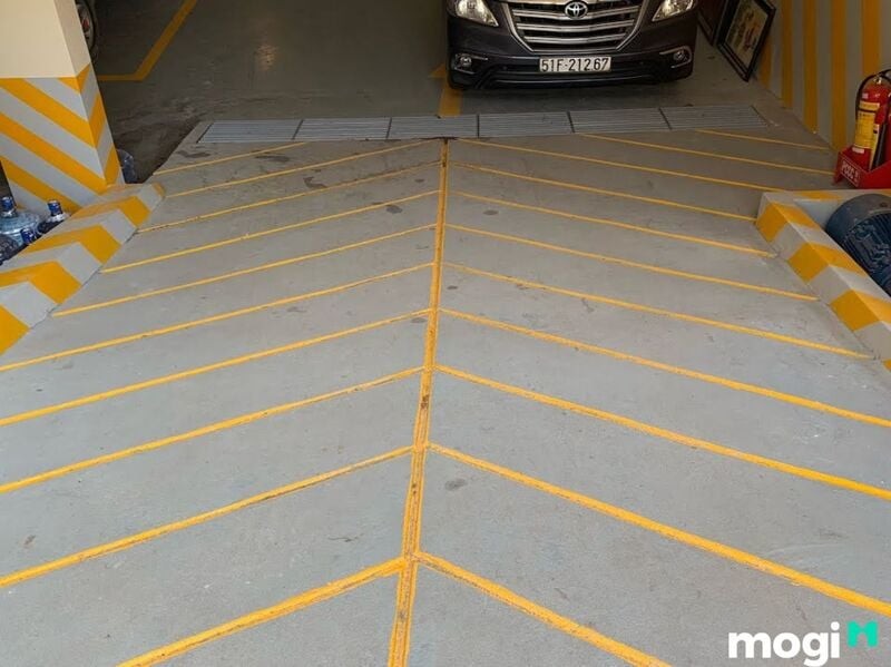 Hình ảnh minh họa gầm xe ô tô dễ bị chạm khi lên dốc sai kỹ thuật