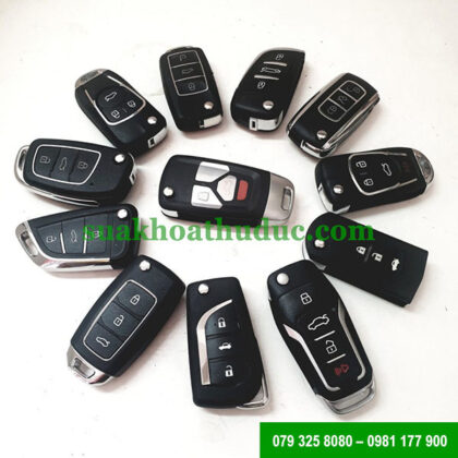 Thợ chuyên nghiệp đang làm chìa khóa remote xe ô tô tại xưởng
