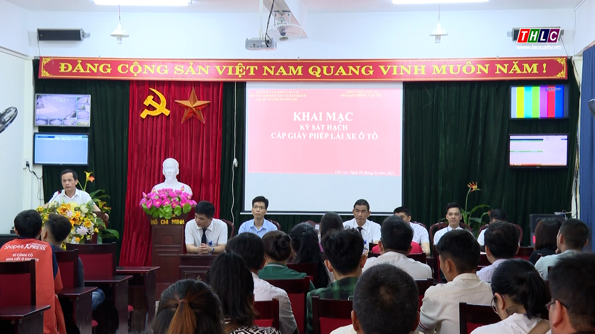 Thí sinh thi sát hạch lái xe ô tô tại Lào Cai