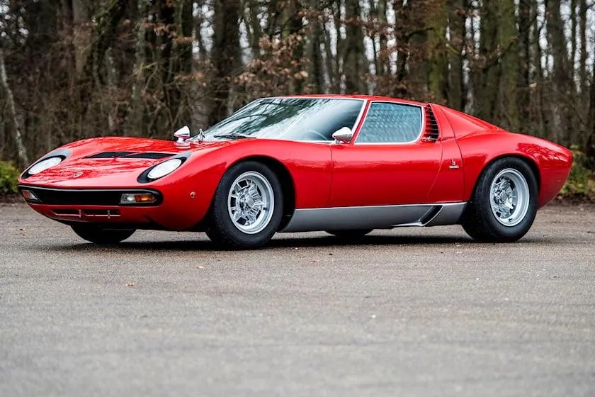 Cận cảnh thiết kế huyền thoại của xe Lamborghini Miura sử dụng động cơ V12.
