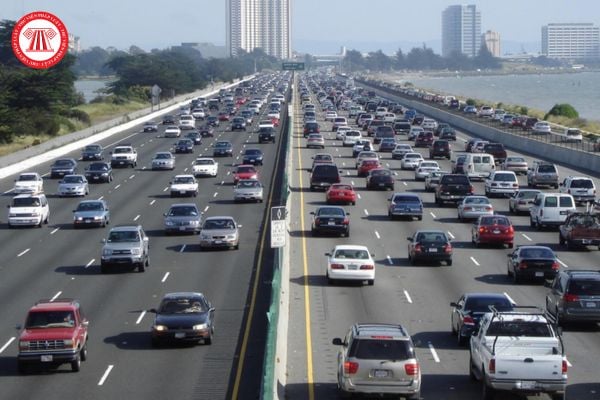 Hình ảnh minh họa xe ô tô di chuyển trên làn đường giao thông
