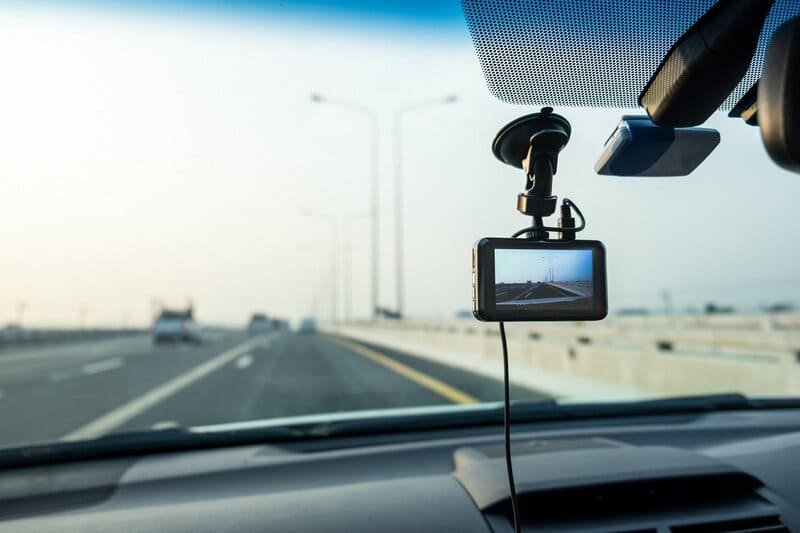Camera hành trình xe ô tô được gắn trên kính lái, thể hiện lợi ích khi trang bị thiết bị này.