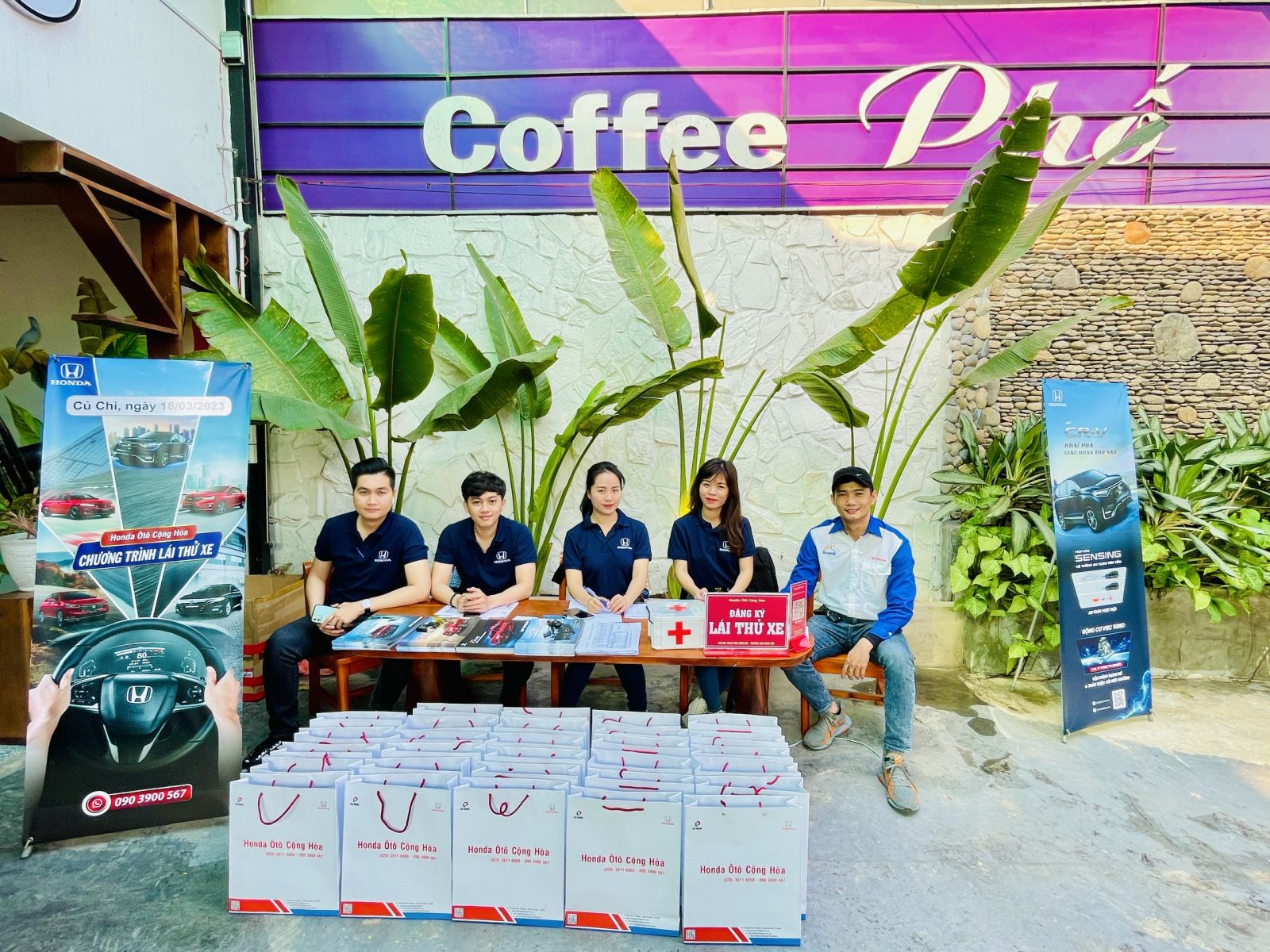 Xe ô tô sự kiện: Bàn lễ tân đón khách