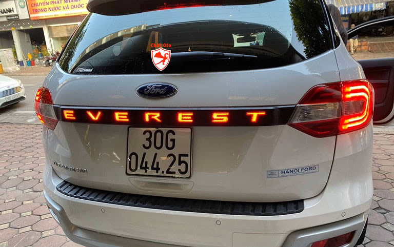 Đèn LED dán cốp trên Ford Everest