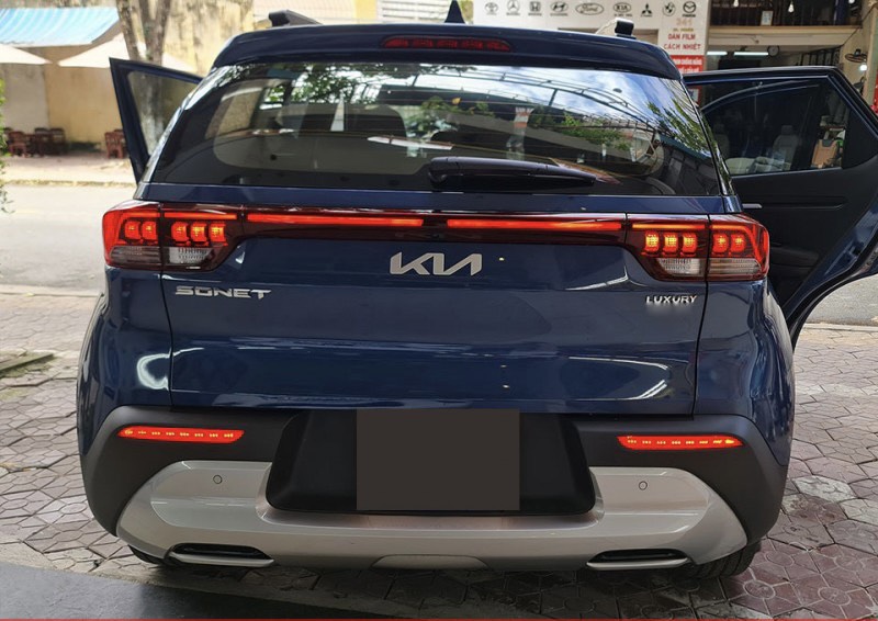 Đèn LED dán cốp trên Kia Sonet
