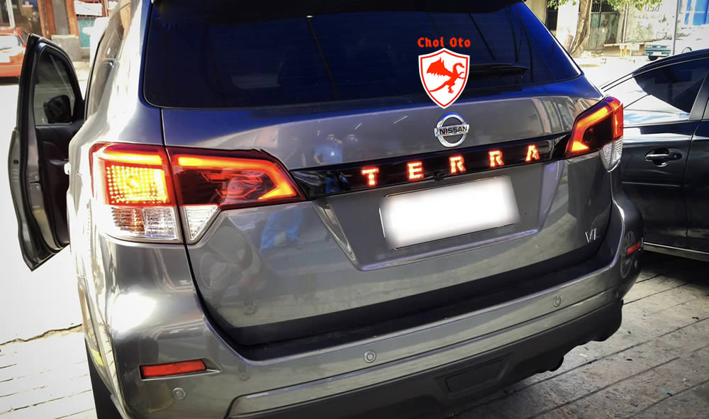 Đèn LED dán cốp trên Nissan Terra