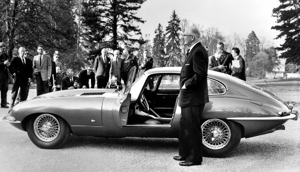 William Lyons cho báo chí xem E-type tại Geneva năm 1961.