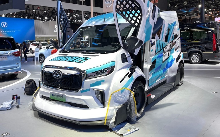 Xe ô tô kỳ lạ - SAIC Maxus EV90 cửa cắt kéo