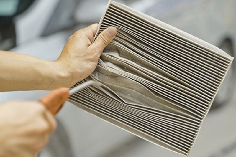 Lọc gió máy lạnh xe ô tô bẩn cần được vệ sinh