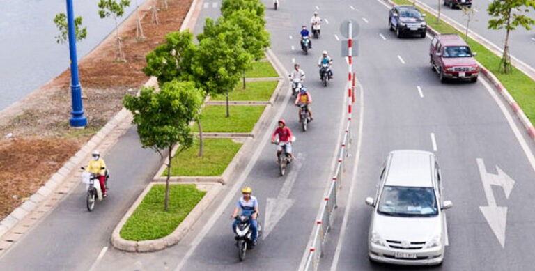 Xe ô tô đang chuyển làn an toàn sau khi bật xi nhan