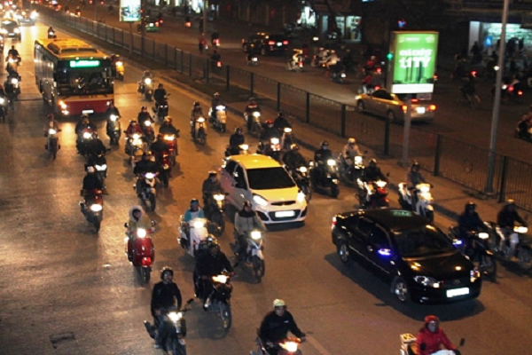 Ô tô di chuyển trong đêm với đèn sáng rõ