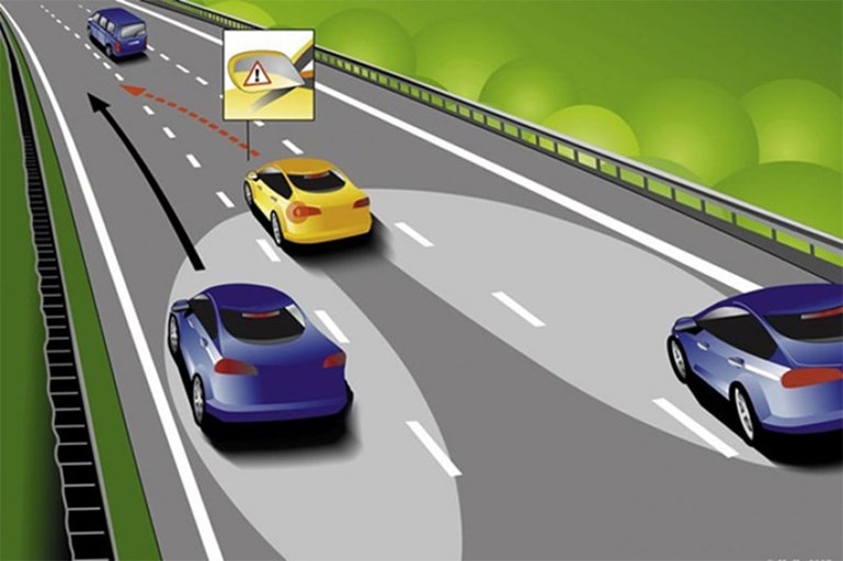 Báo hiệu đèn xi nhan trước khi vượt xe ô tô cùng chiều