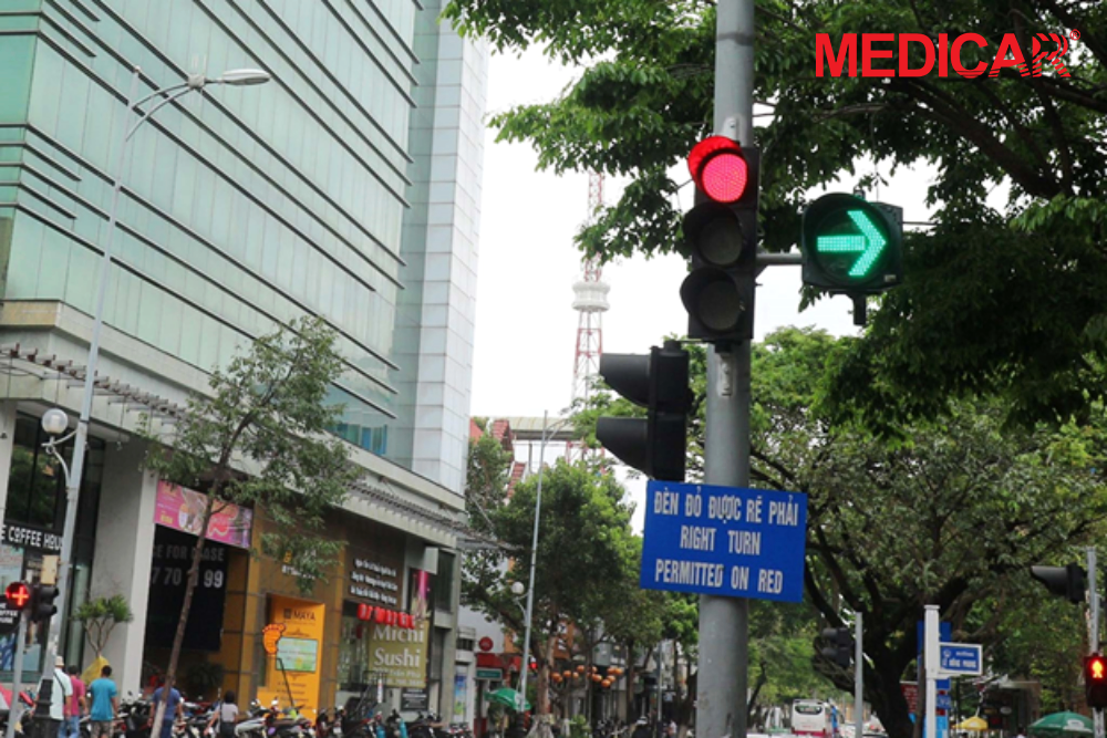 Biển báo cho phép rẽ phải khi đèn đỏ cho xe ô tô