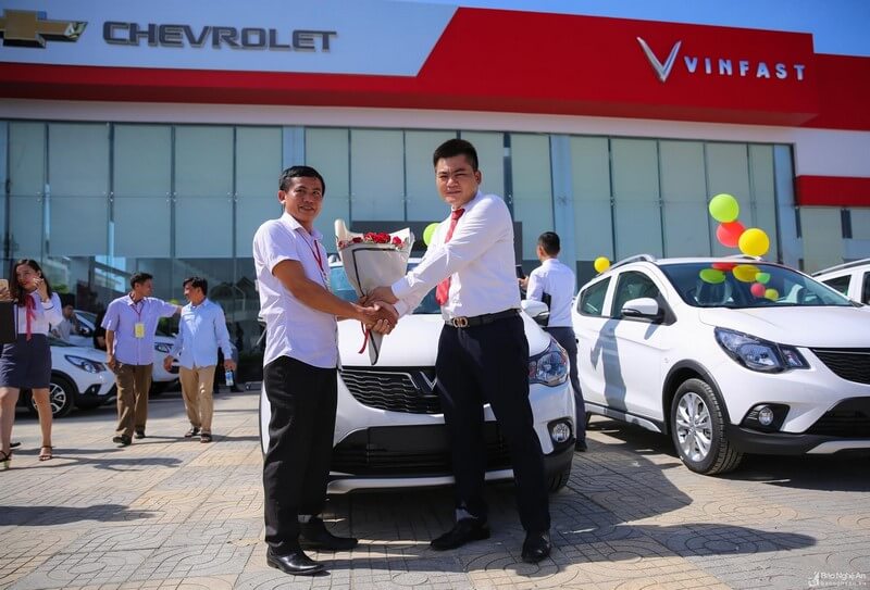 Nhân viên kinh doanh xe ô tô: Cơ hội và Thách thức