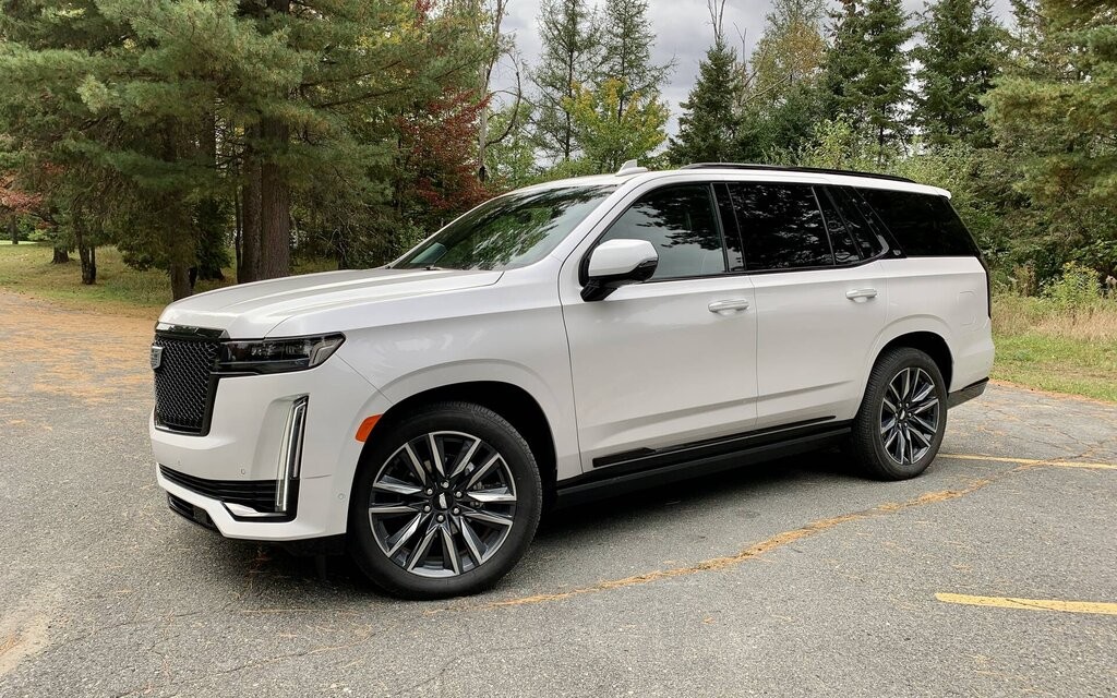 Ngoại thất Cadillac Escalade 2022 với đèn hậu LED dọc mỏng