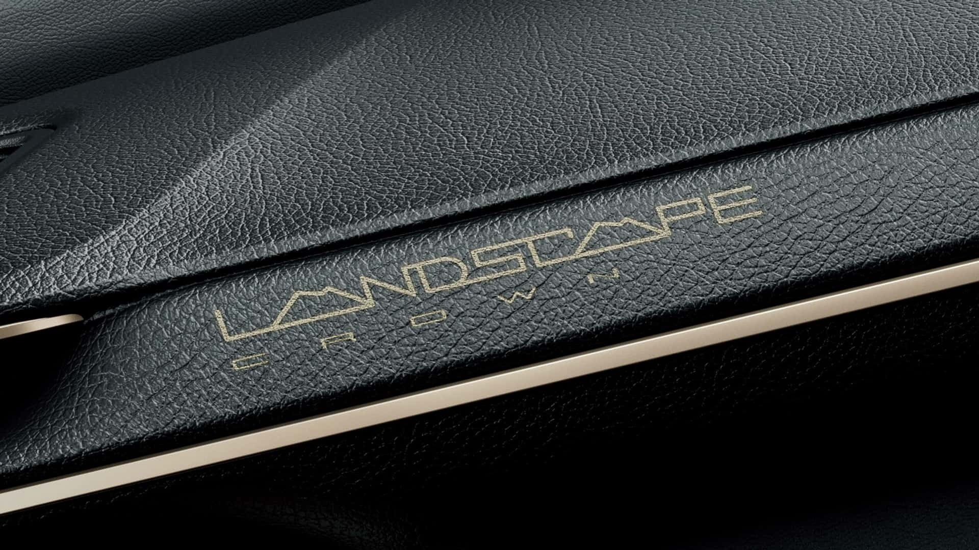 Tên xe được khắc laze tinh tế trên táp-lô phía ghế phụ của Toyota Crown Landscape
