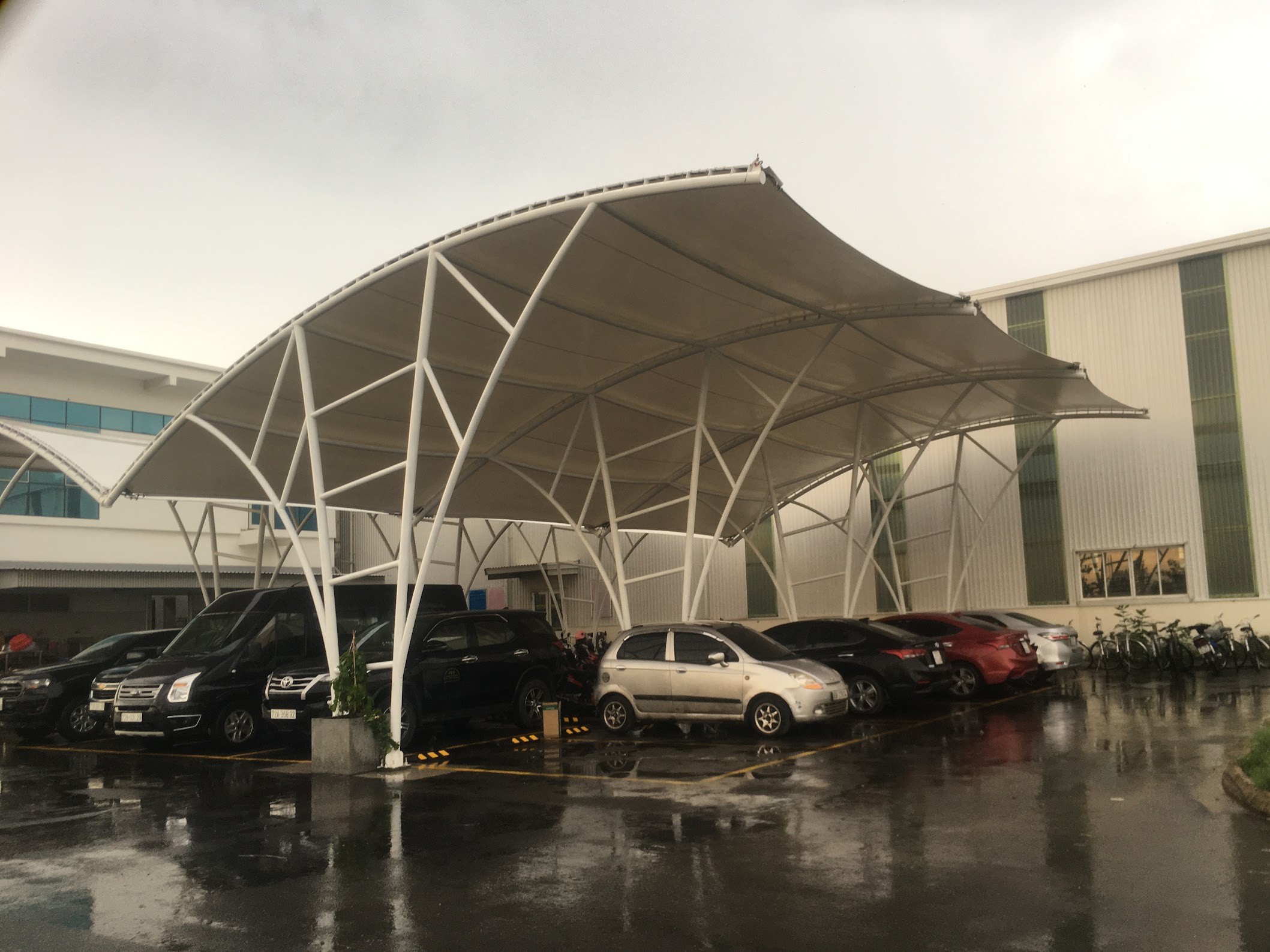 Toàn cảnh dự án nhà xe ô tô công ty Kính Nổi Phú Mỹ
