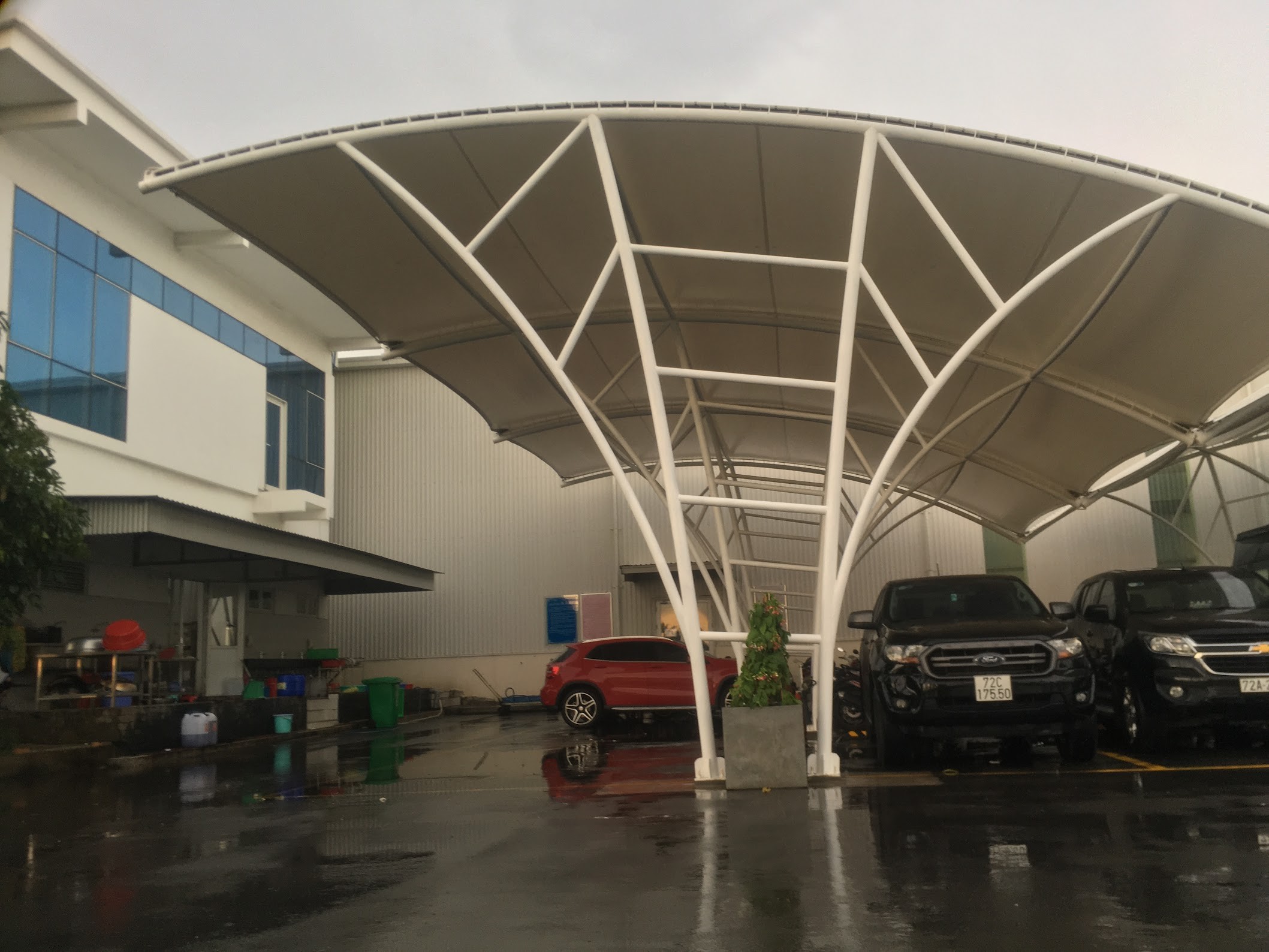 Góc nhìn cận cảnh mái che hiện đại cho nhà xe ô tô công ty