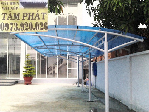 Mái che sử dụng tấm nhựa Polycarbonate lấy sáng cho không gian nhà xe