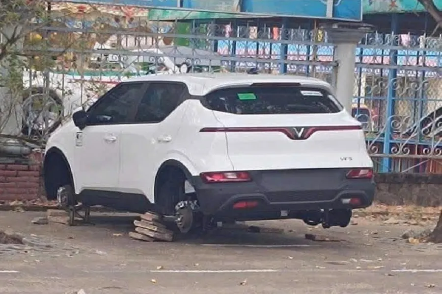 Xe ô tô bị mất trộm bánh xe đậu trên vỉa hè