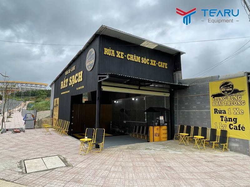 Biển hiệu trung tâm chăm sóc và rửa xe ô tô công nghệ cao màu vàng đen