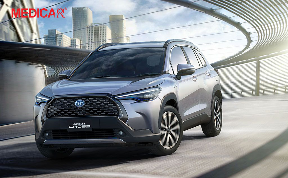 Mẫu Toyota Corolla Cross màu trắng di chuyển trên đường