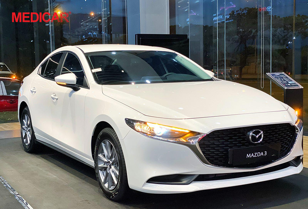 Mẫu Mazda 3 màu đỏ đỗ trên con đường