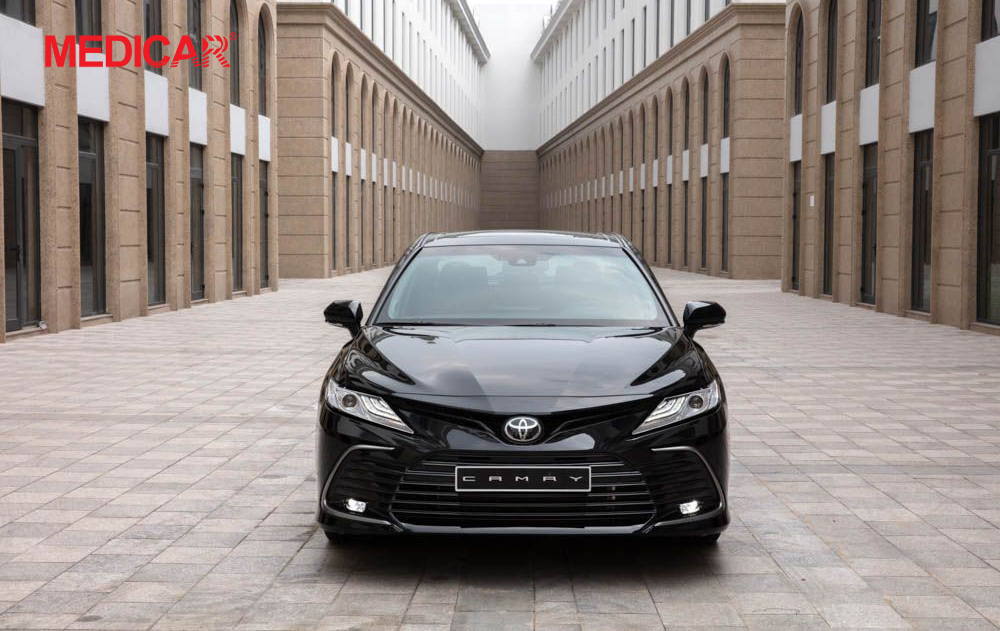 Mẫu Toyota Camry màu đen di chuyển trên đường thành phố