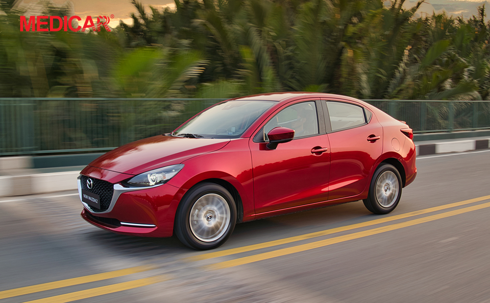 Mẫu Mazda 2 màu đỏ đỗ trên bãi đỗ xe