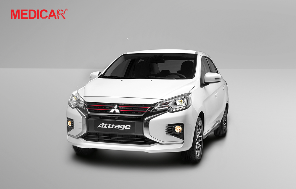 Mẫu Mitsubishi Attrage màu trắng di chuyển trên đường đô thị