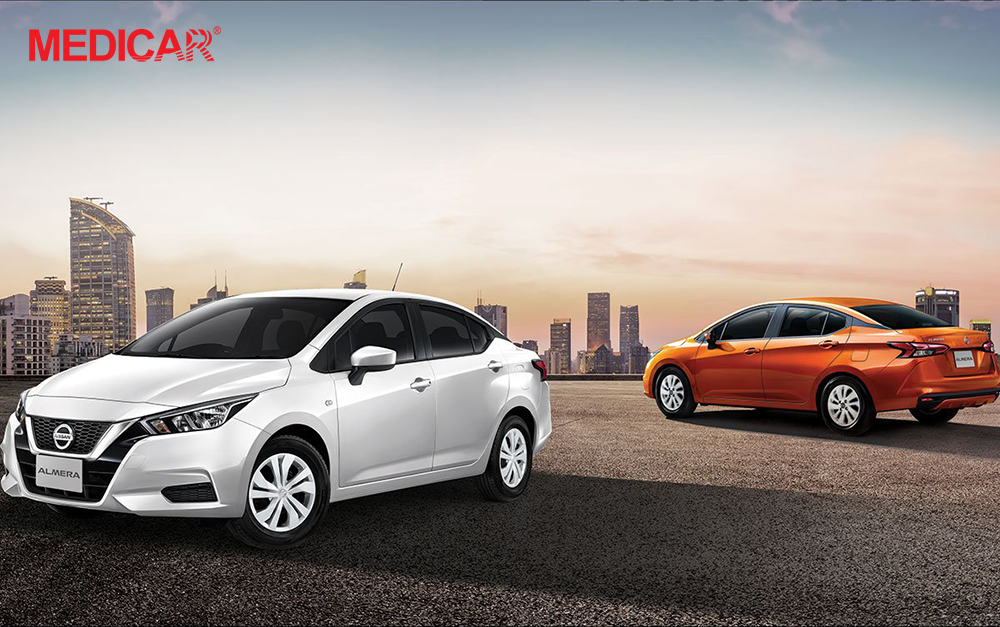 Mẫu Nissan Almera màu đỏ đỗ trên con đường rợp bóng cây