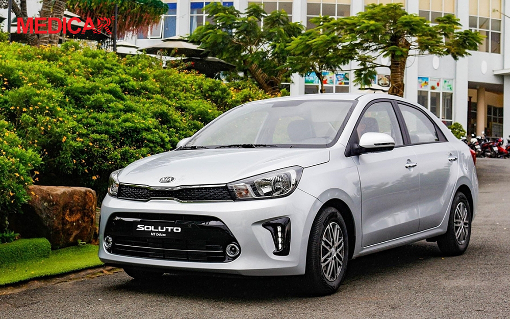 Mẫu Kia Soluto màu trắng đỗ trên con đường