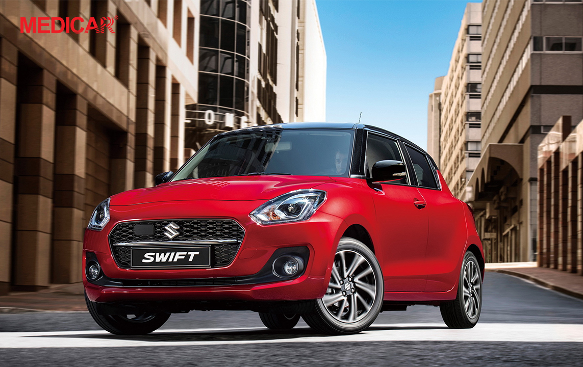 Mẫu Suzuki Swift màu xanh dương đỗ trên vỉa hè