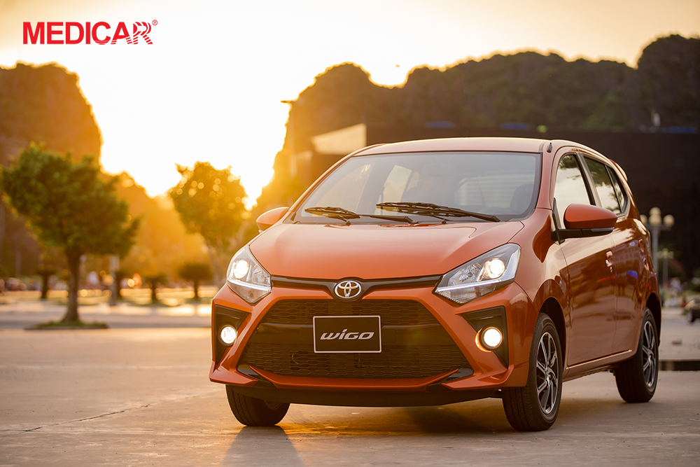 Mẫu Toyota Wigo màu đỏ đỗ trên con đường