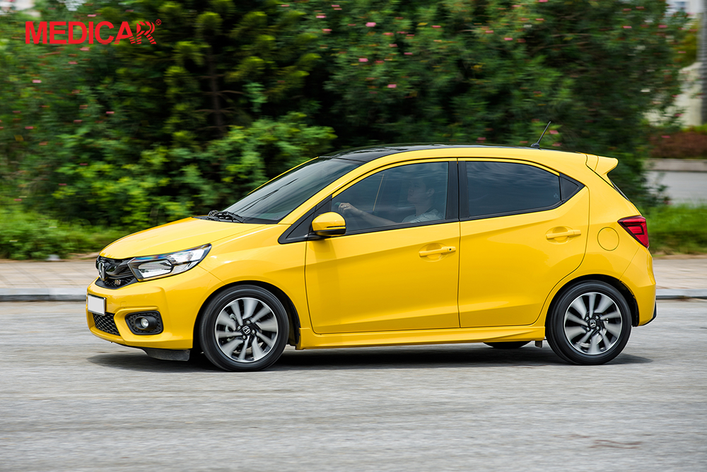 Mẫu Honda Brio màu vàng đỗ trên đường