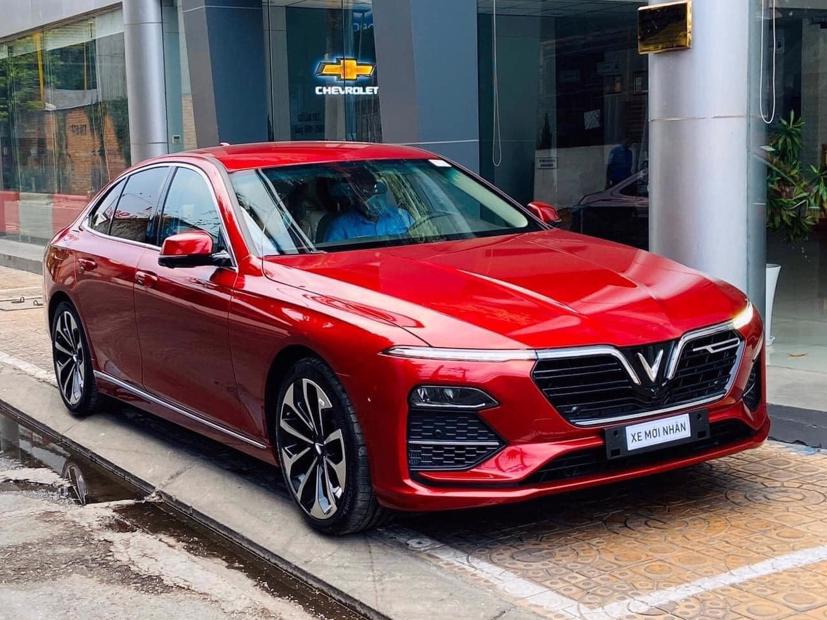 Chiếc VinFast màu bạc chrome bóng bẩy