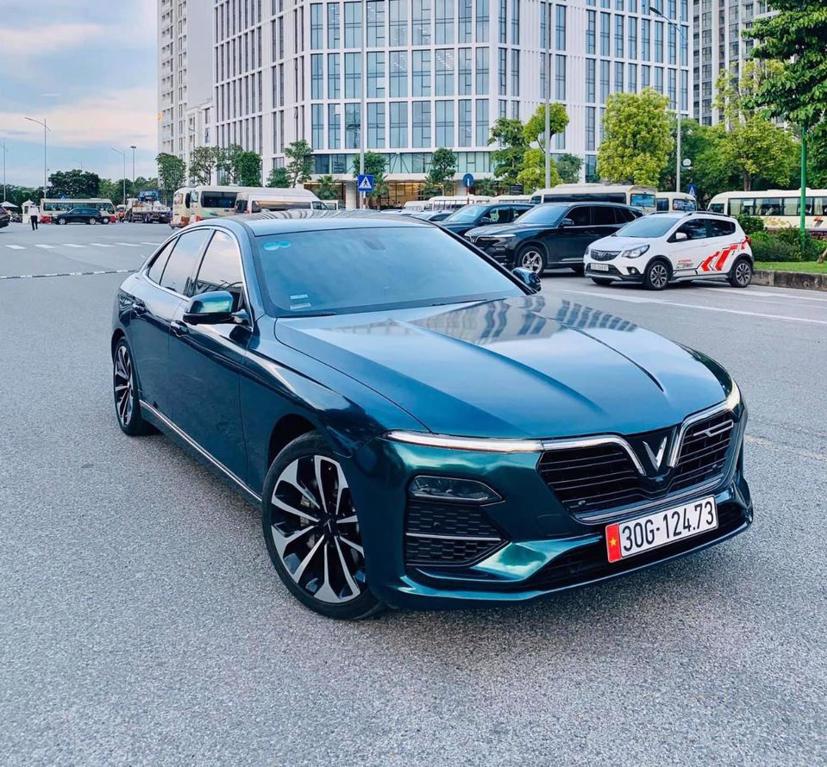 VinFast Lux A2.0 màu đỏ đô cuốn hút